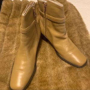 Karen Scott nude/tan short boots Excellent like new condition